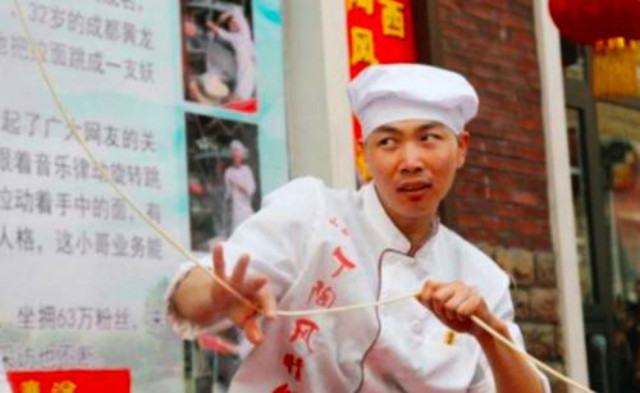 一夜爆红的拉面哥,走红后娶粉丝开面馆,现状如何?