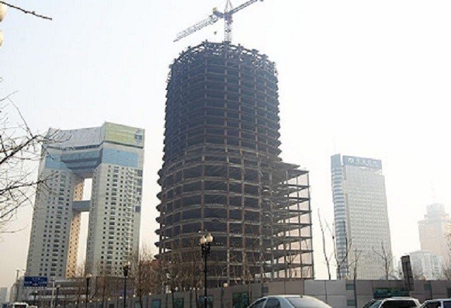 不仅如此,引人注目的还有这座大厦修建停留了一半的工程,它虽然是一座