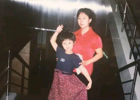 杨紫妈妈太低调,原来是《甄嬛传》里的她,难怪女儿这么出色