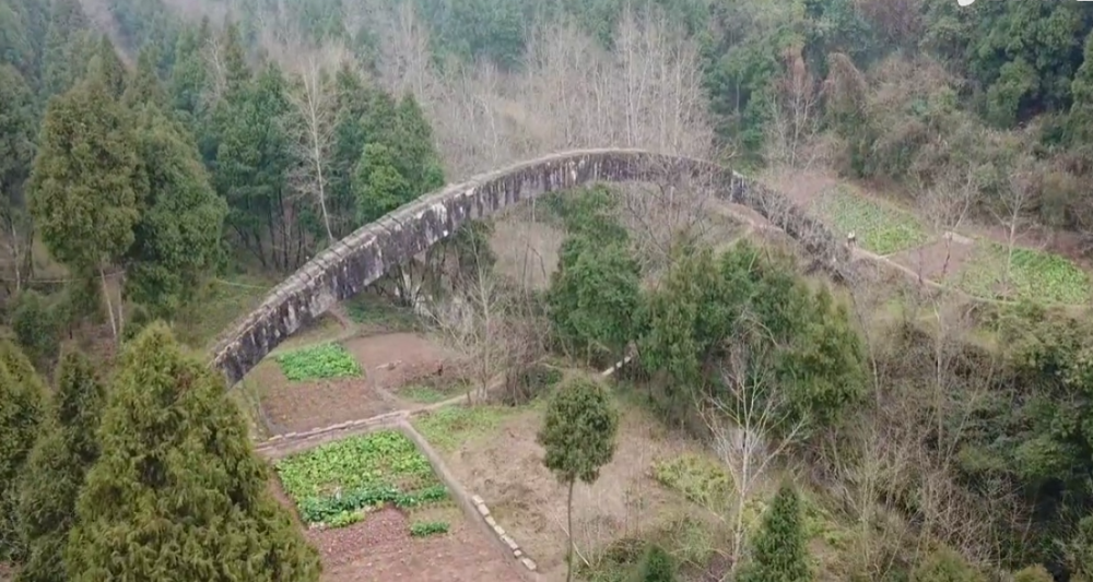 四川安岳城郊烂尾工程,小河沟上建大石拱,荒废几十年成网红