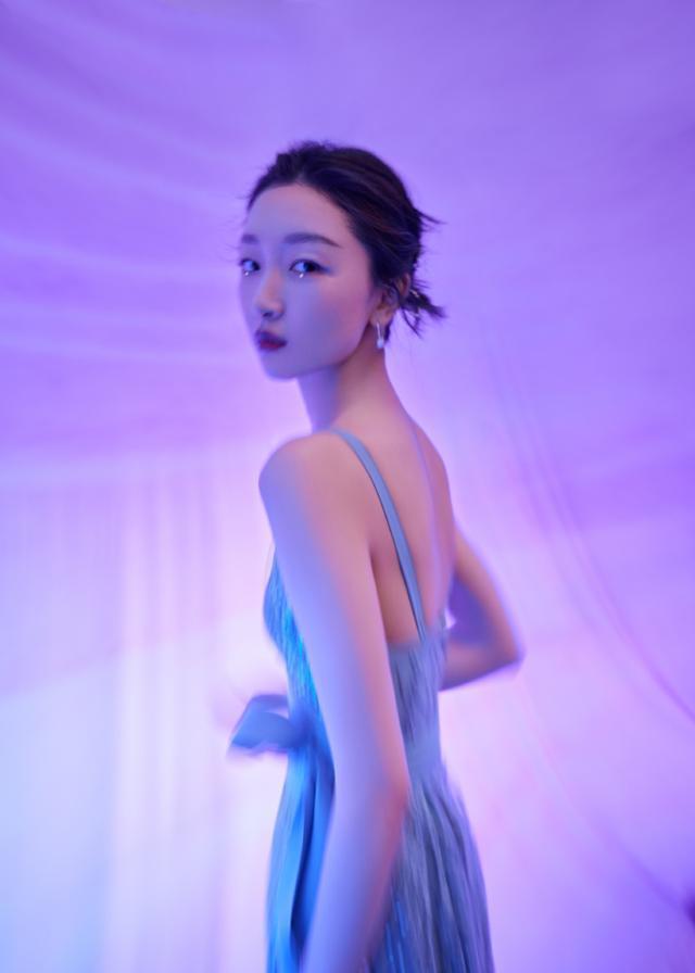 周冬雨成全球最美面孔,穿吊带裙上春晚清纯脱俗,承诺以后多洗脸