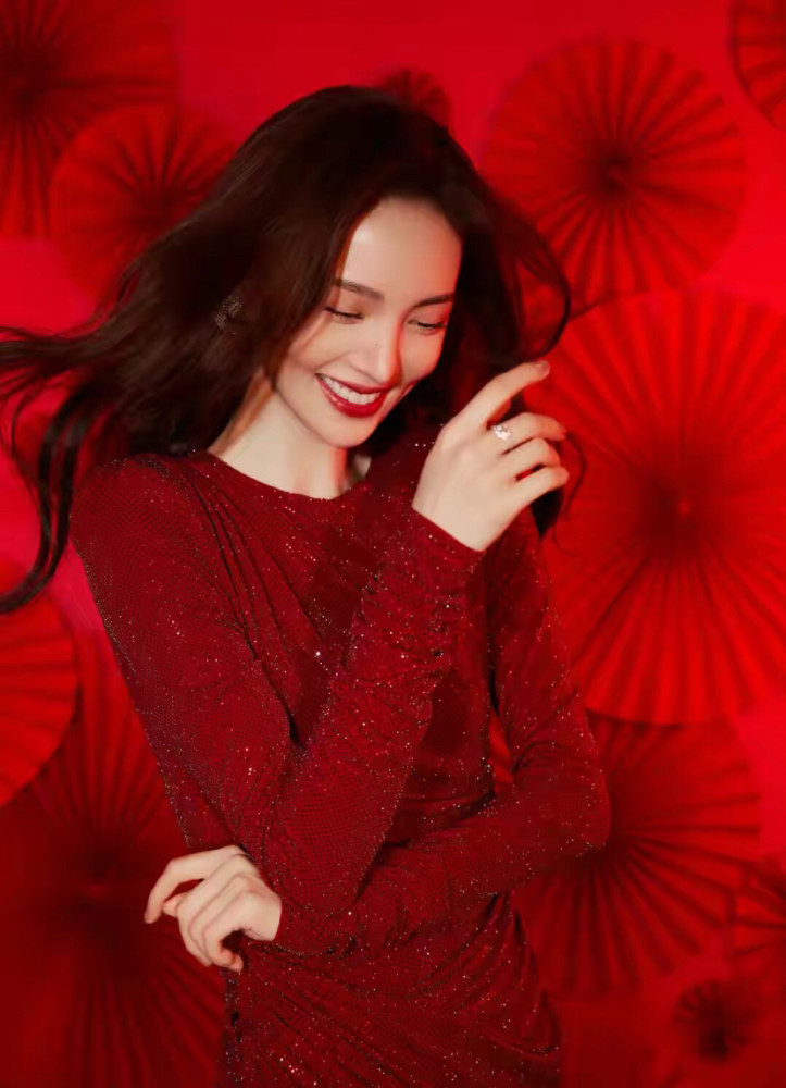 金晨春晚首秀亮片裙也可以如此高级耐看