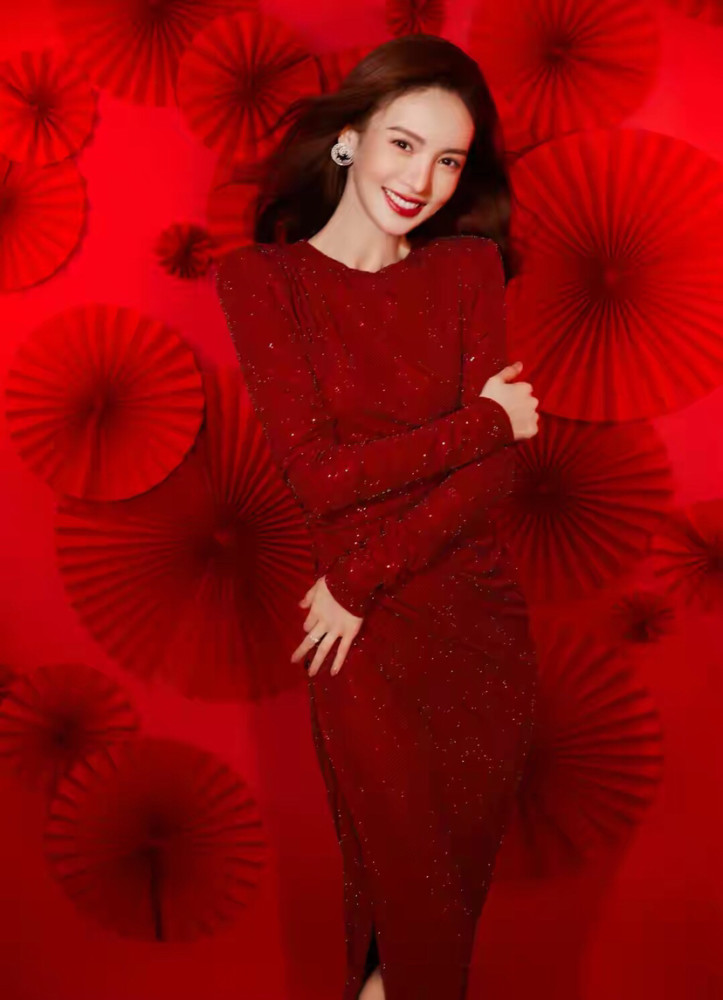金晨春晚首秀亮片裙也可以如此高级耐看
