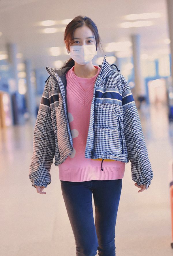 杨颖穿千鸟格羽绒服走机场,内搭粉色毛衣真显嫩,这少女感绝了