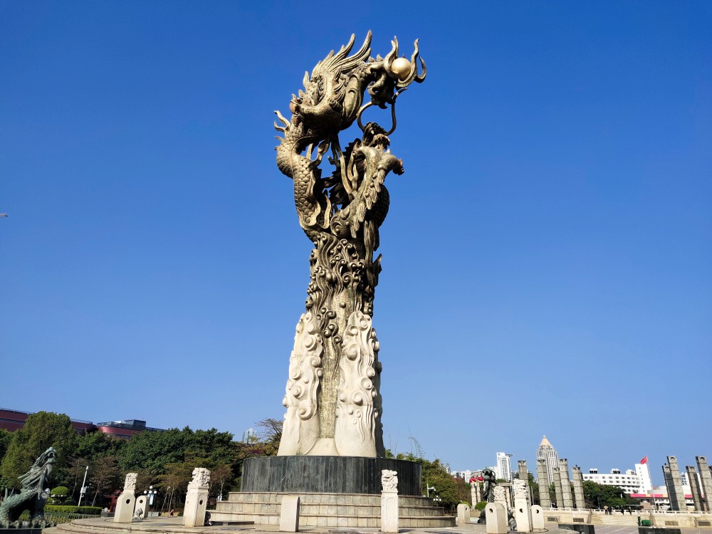 龙城广场位于深圳龙岗区,西北起龙翔大道,东南至龙岗大道,龙广二路和