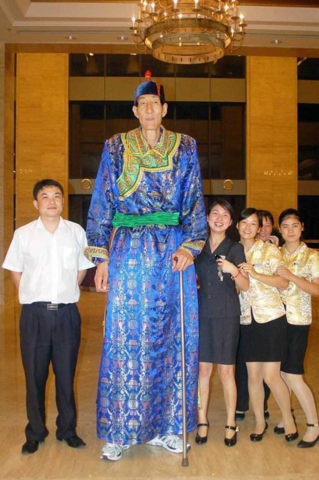 中国第一高鲍喜顺儿子11岁1米65他已70岁妻子却还想要二胎