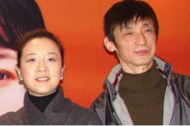 51岁老戏骨王小艺近照曝光,19岁儿子容貌惊人,成网友关注焦点