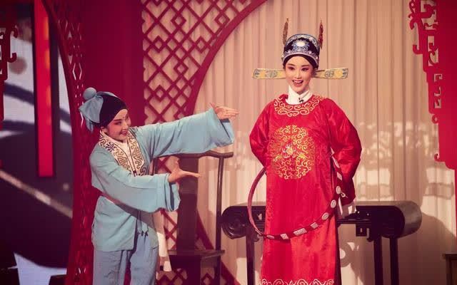 湖南卫视华人春晚,毛晓彤戏曲装唱黄梅戏,演绎中国戏曲经典唱段