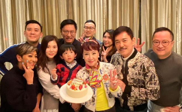 谢霆锋母亲对待感情真随意前夫谢贤现任江耀城都被她拿捏的死