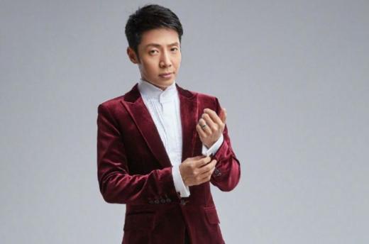 比起撒贝宁的一本正经装了27年的康辉终究也藏不住了