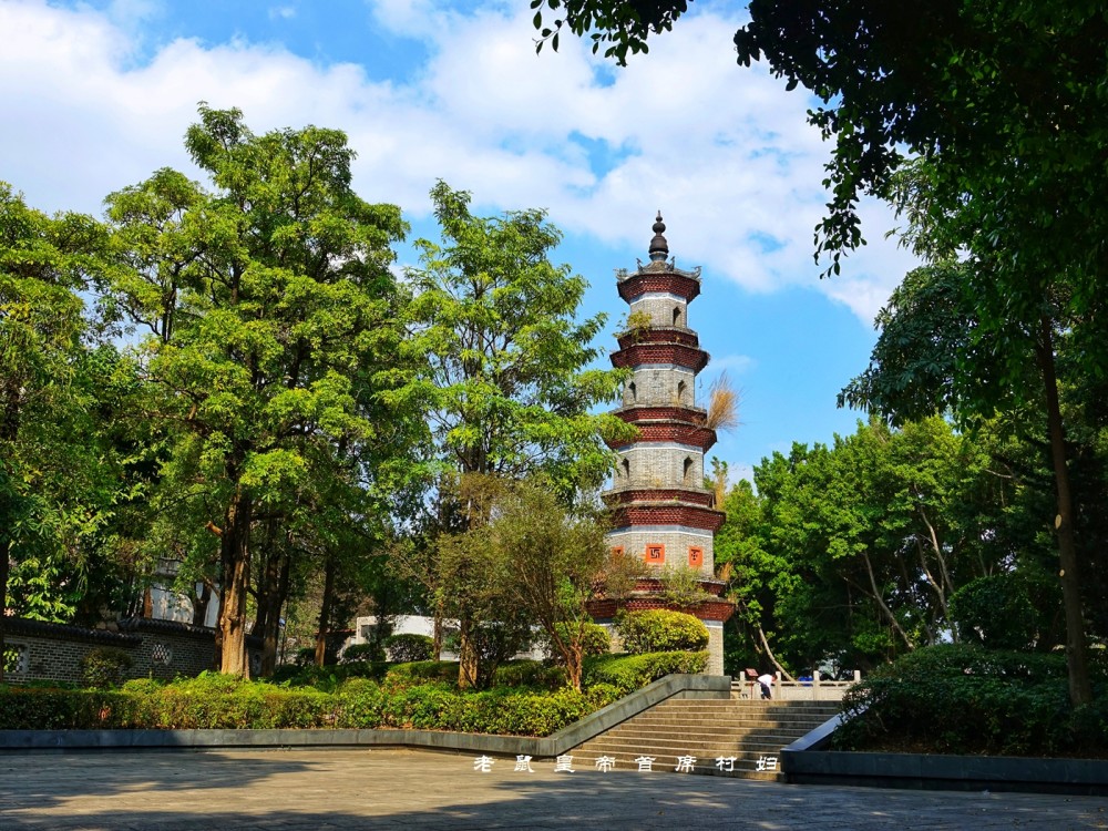过了东新桥,便意味着从桥东到了桥西,与合江楼隔江相望的是文笔塔,建