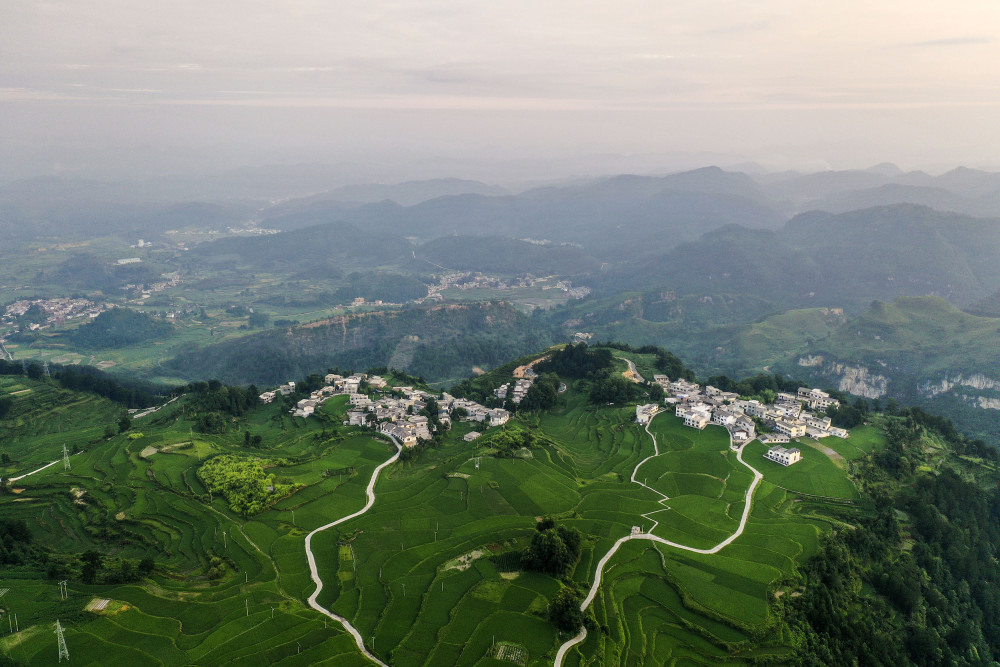 大发渠绕三重大山,过三道绝壁,穿三道险崖,凿通这条渠原草王坝村支书