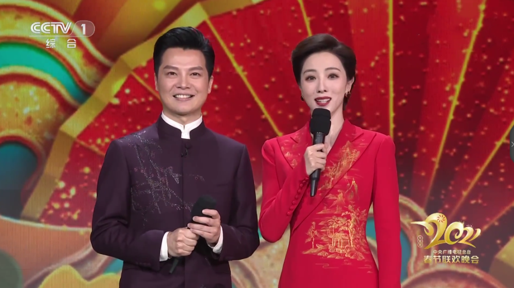 春晚主持人口误祝大位_主持人王冠
