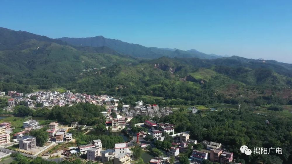 环山 两条小溪环抱村庄而过 地形酷似双龙会水 因此火炬村原名龙跃坑