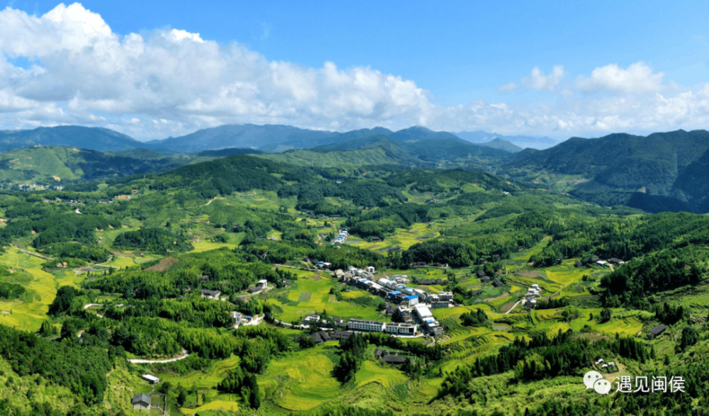 在位于大湖乡雪峰村的雪峰山城建设指挥部楼顶,大湖乡政府工作人员