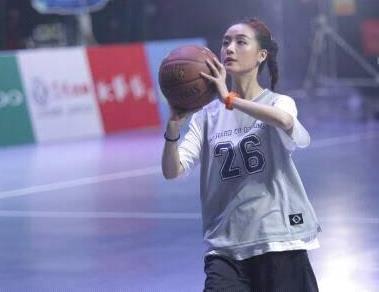 祖传的投篮姿势!三球出手比鲍尔还夸张,神似女生推球