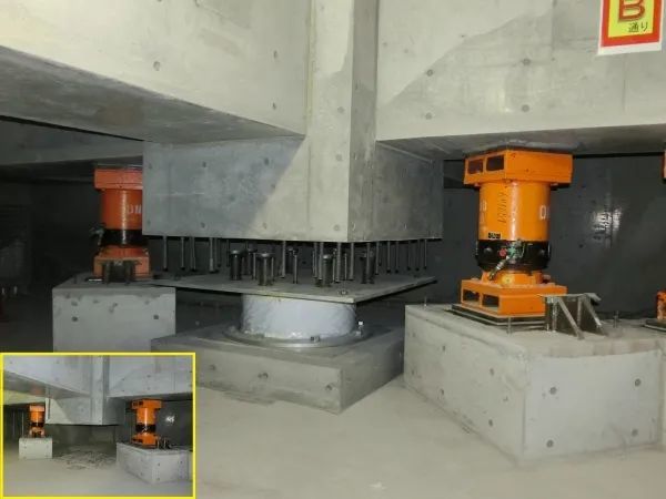 243米高的东京都厅大楼使用了各种免震技术,包括照片中的巨型阻尼器.