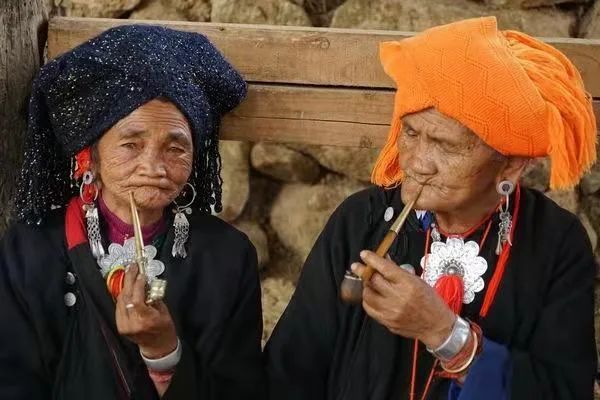 佤族人喜欢抽烟,无论男女,老年人都抽土烟,特别是一些老太太,几乎是手