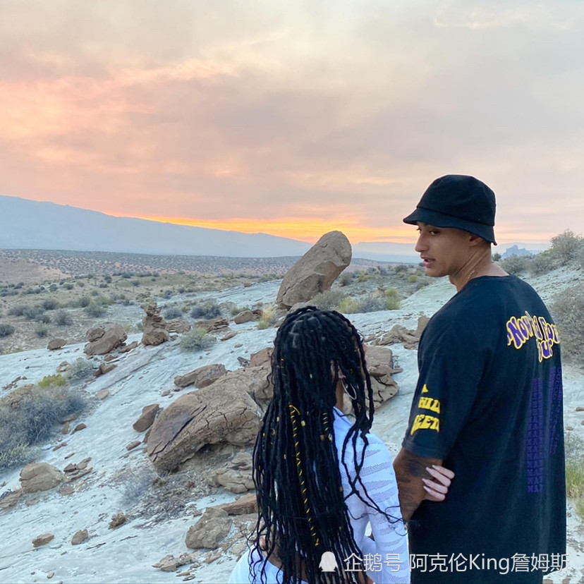 库兹马晒女友情人节合照!_腾讯新闻