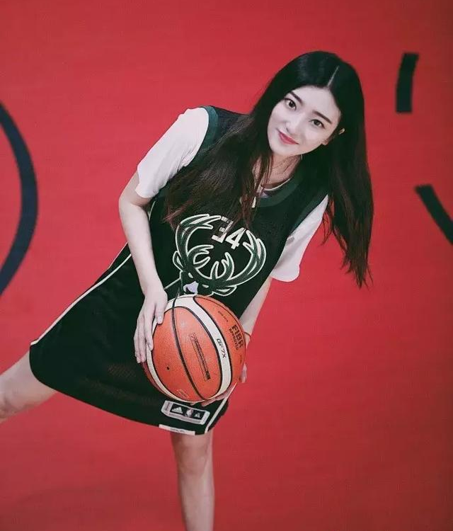 中国最美篮球女神肤白貌美球技好退役转型重返球场年入百万