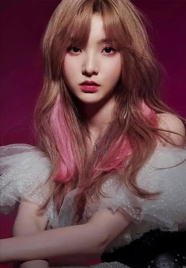 郭碧婷一家三口同框,挑染紫发好洋气,4个月女儿头发浓密真随妈