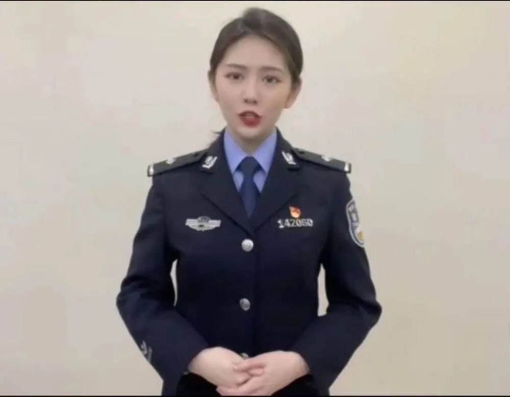 民警史双月带来的歌曲《千千万万》还有各行各业的人