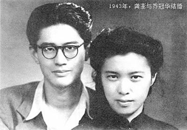 为娶小22岁的妻子章含之,过二人世界,乔冠华不惜与子女断绝来往