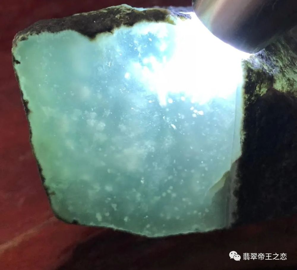 有苍蝇翅的翡翠不一定是极品,但极品翡翠却很难见到"苍蝇翅"!