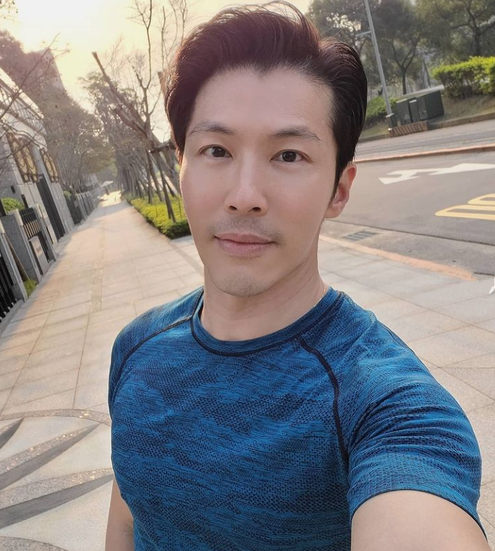 49岁黄少祺近照身材健硕似小伙俩儿子罕露面遗传爸爸高颜值