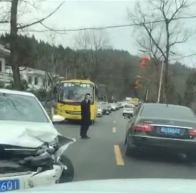 造成交通拥堵|西兴街道|车祸|南充|国道|嘉陵区