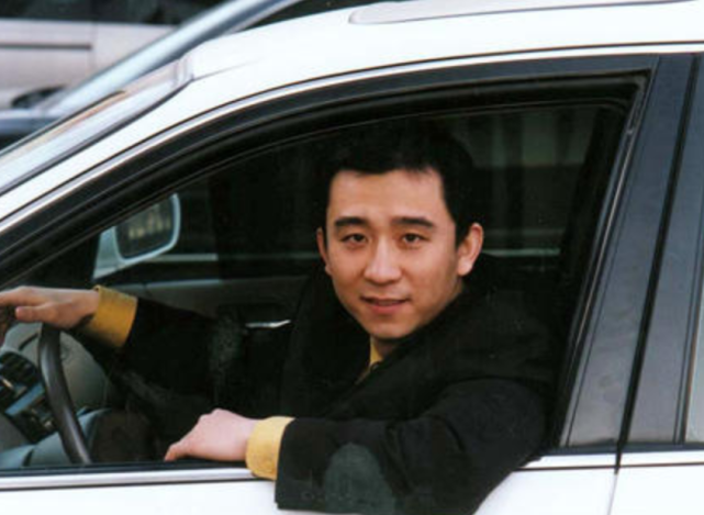 戏骨赵毅凌晨流浪街头显心酸,胡子拉碴面容沧桑,45岁