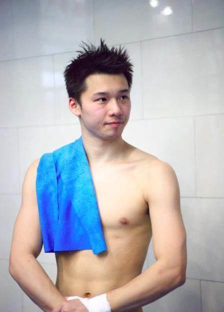 名将陈艾森祝粉丝新春快乐,训练刻苦肌肉硕大是励志好