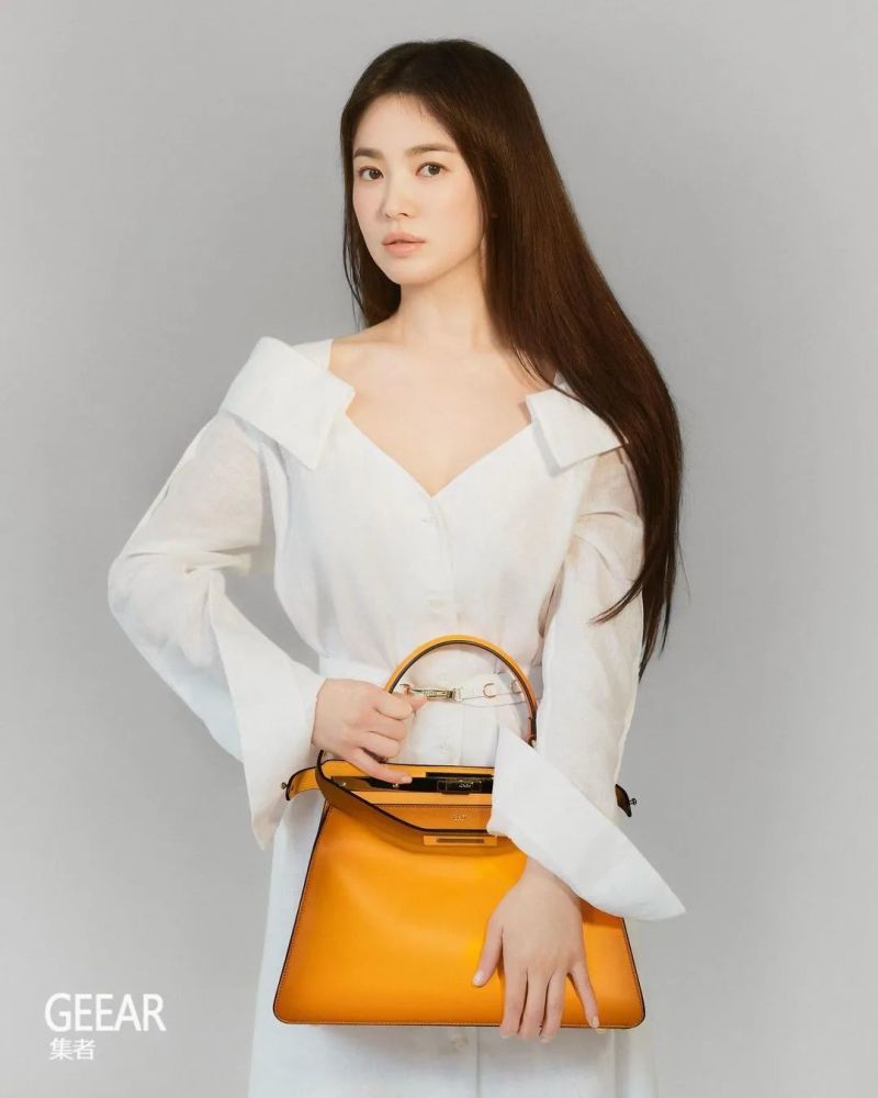 官方照片中,宋慧乔身穿 2021 年春夏女装系列的白色 v 型领口麻布
