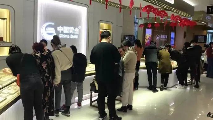 这个春节上海人排队买黄金!年轻人也"真香"了