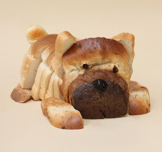 结果今天无意中看到了跟菜狗表情同款的面包狗图片.
