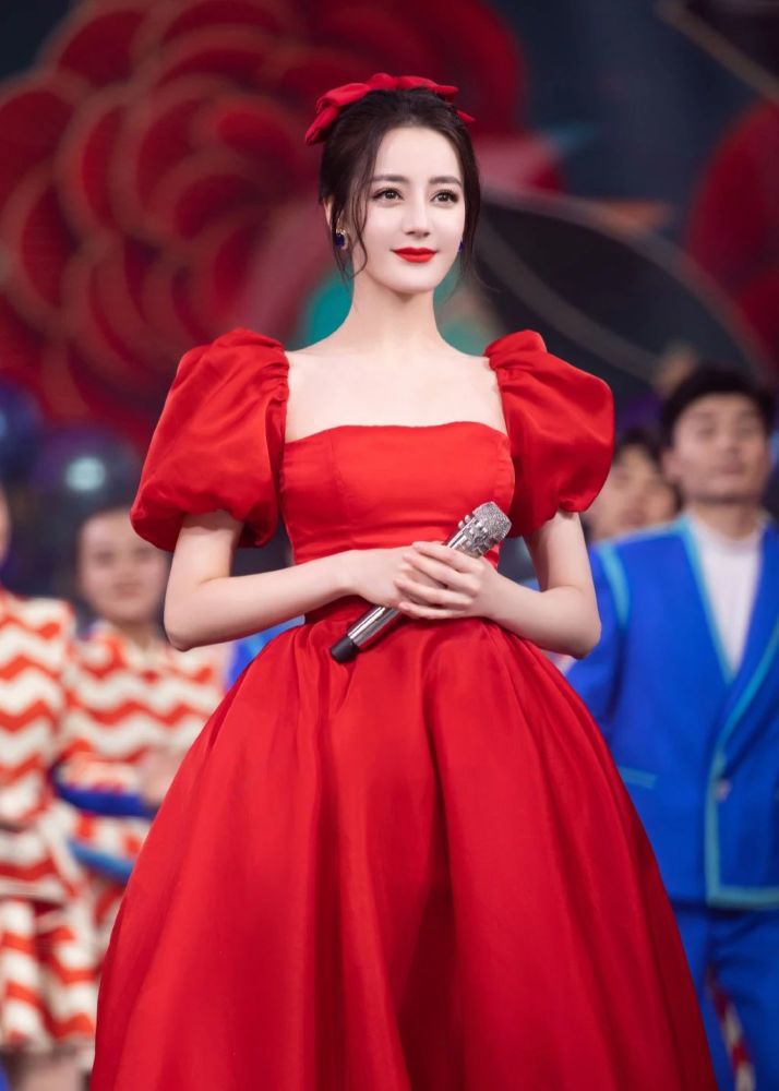 迪丽热巴公主裙造型也太美了吧!简直就是迪士尼在逃公主本人啊!