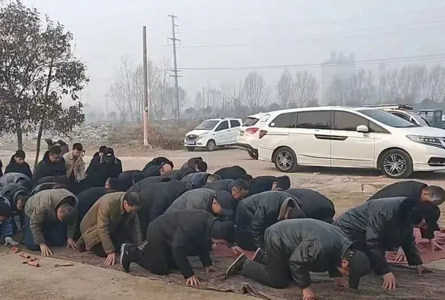 跪女朋友老婆是浪漫跪拜长辈反而却成陋习了双标了吧