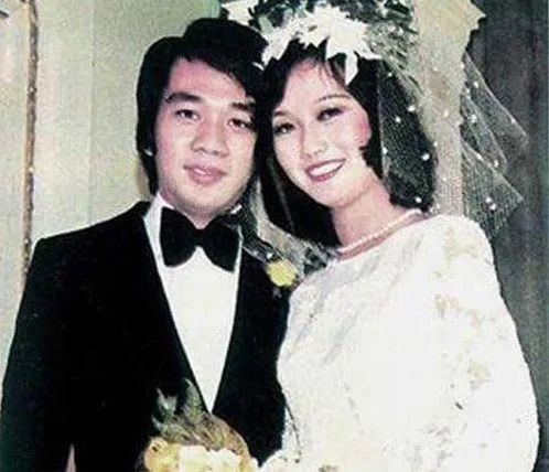 他是赵雅芝老公,从黄汉伟手中夺妻夺子,与妻子相伴35年很幸福