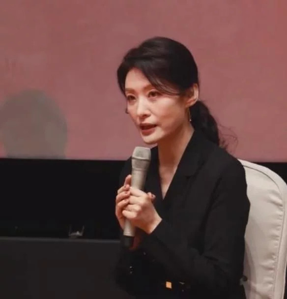 52岁周涛近照生图曝光,脸上凹凸不平皱纹多,法令纹深脸色苍老