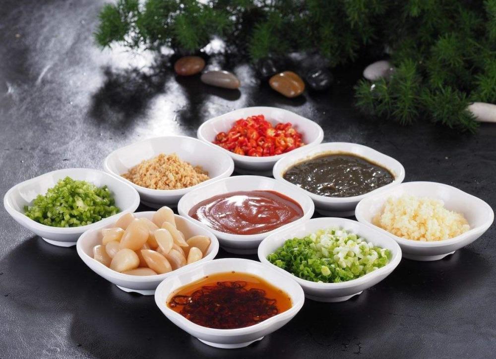 火锅蘸料的种类比较多,传统的火锅蘸料主要食材是芝麻酱,市场面的