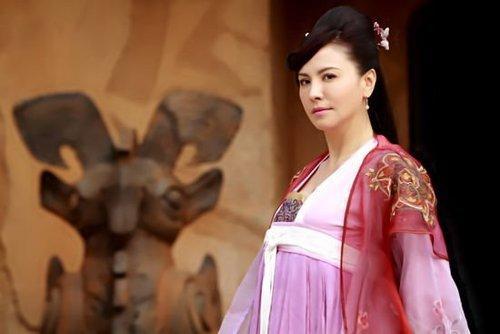 她还是《锦绣未央》中,饰演心狠手辣的护女狂魔叱云柔,凶狠至极让人恨