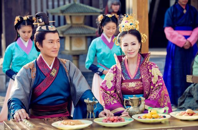 她还是《锦绣未央》中,饰演心狠手辣的护女狂魔叱云柔,凶狠至极让人恨