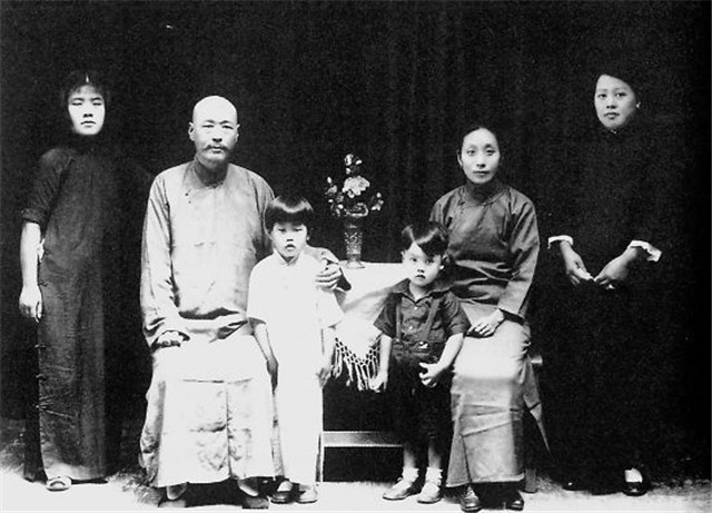 季承与分居已久的原配妻子离婚,同年娶了小自己近四十岁的保姆马晓琴