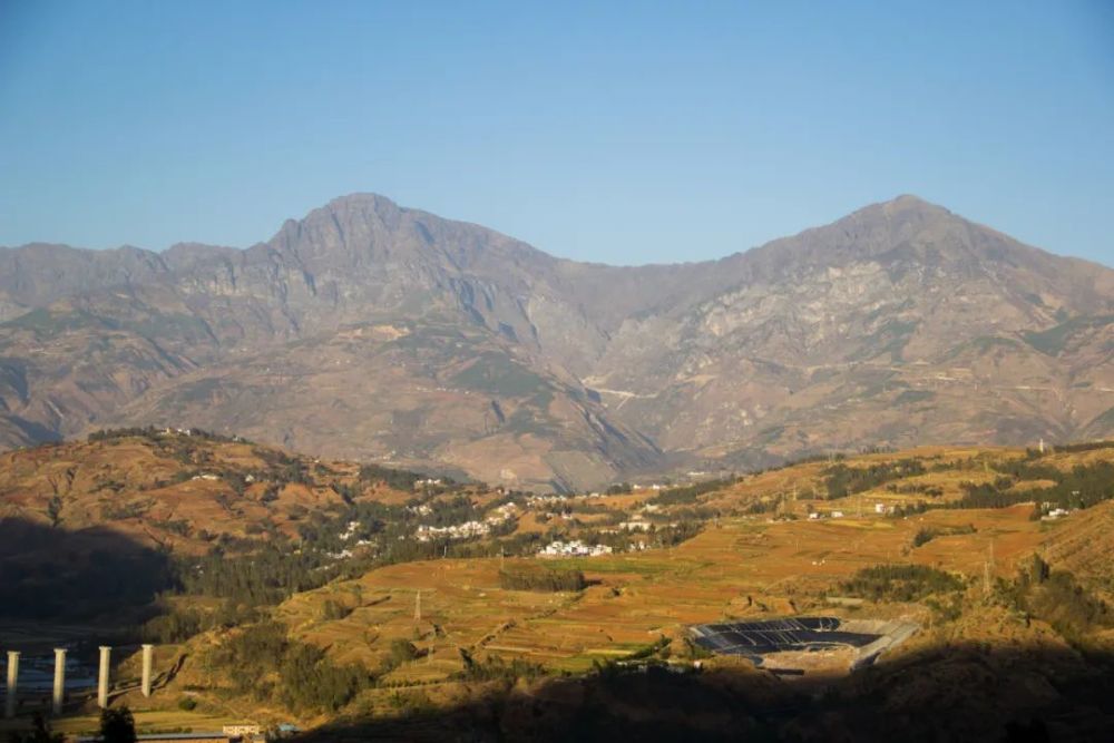 寻访云南东川红土地,路虽然是烂路,但是风光壮丽,山岭纵横交错