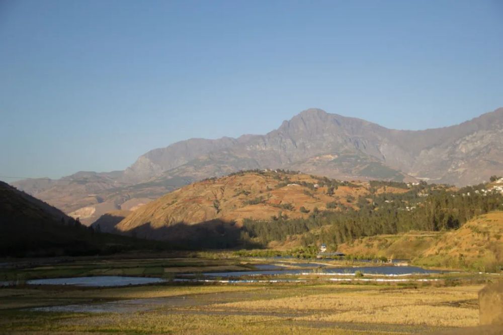 寻访云南东川红土地,路虽然是烂路,但是风光壮丽,山岭纵横交错