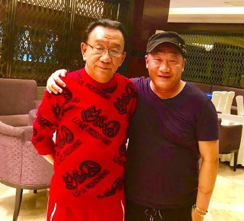 母亲马增蕙刚去世不久,谢东晒全家游玩照,嬉皮笑脸