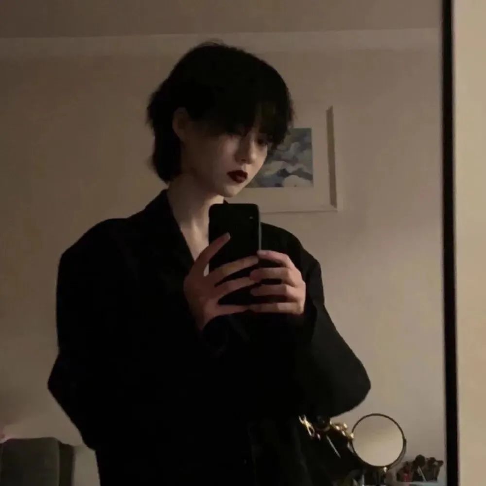 西装革履,女生头像