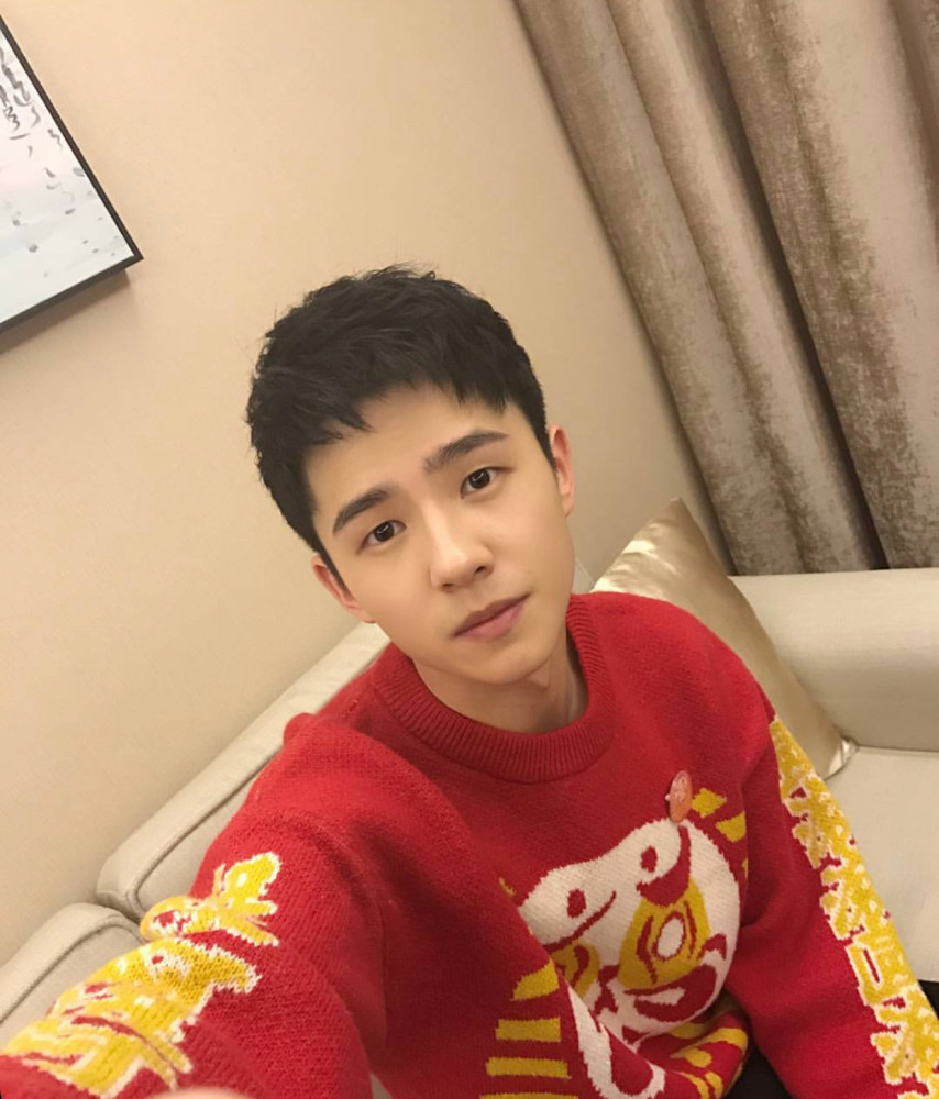 刘昊然自拍照片