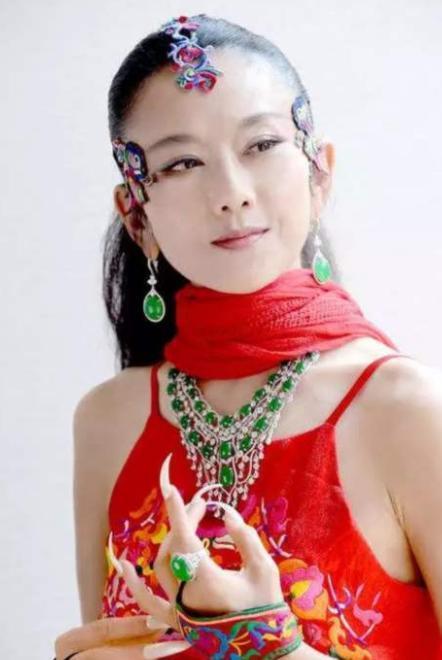 "孔雀女王"杨丽萍:为艺术自断肋骨,不生子,20年从未