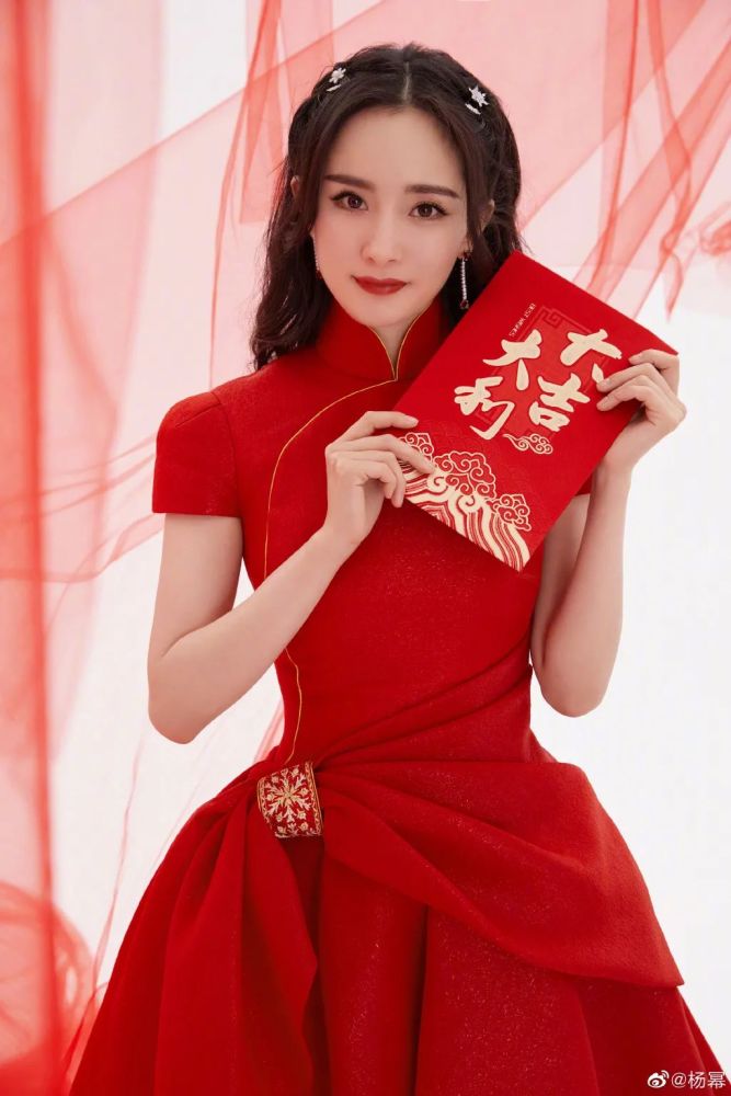 大家都爱的"女明星红",怎么穿才能红而不俗?